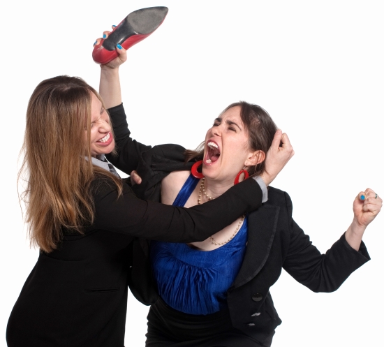 머리채를 잡고 싸우는 두 명의 여성