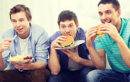 햄버거를 먹고 있는 세 남자