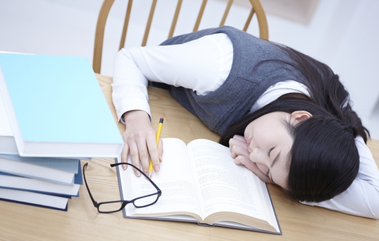 공부하다 엎드려서 잠을 자는 청소년