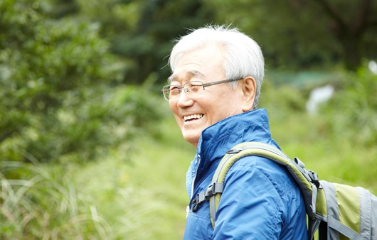 웃고 있는 노인 남성
