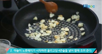 마늘이 노릇해지기 시작하면 올리고당 4큰술을 넣어 함께 조려준다