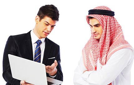 아랍 남성에게 노트북으로 설명하는 백인 남자
