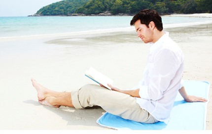 해변에서 책을 읽는 남자