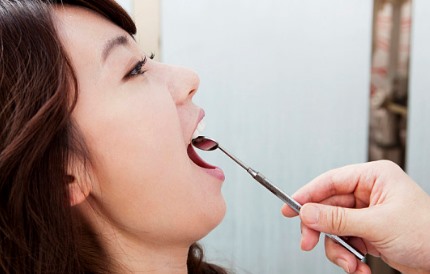 치과 진료를 받는 여성