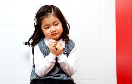 화장실 변기에 앉아있는 여자 아이