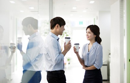 커피를 마시고 있는 남녀