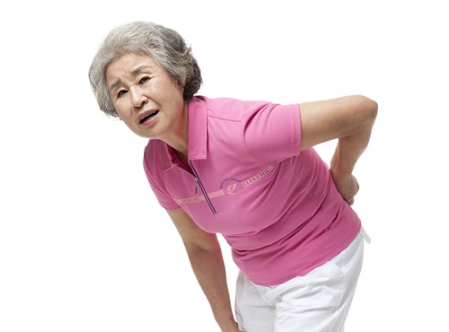 허리 통증을 호소하는 여성 노인