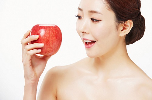사과를 들고 있는 여성