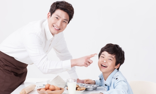아들과 함께 놀고 있는 아빠