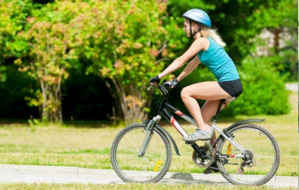 자전거를 타는 여성