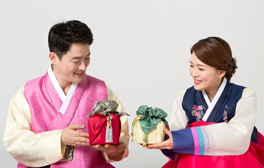 추석 선물을 준비하는 부부
