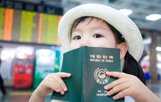 여권으로 얼굴을 가린 어린이