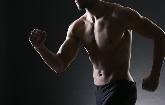 운동을 하는 근육질 몸매의 남성