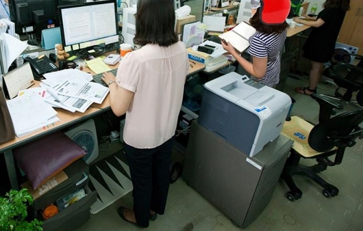 ‘서서 일하기’ 실천 중인 미래창조과학부 사무실(출처: 미래부 페이스북, 빨간 헬멧은 미래부 미래소녀 상징)