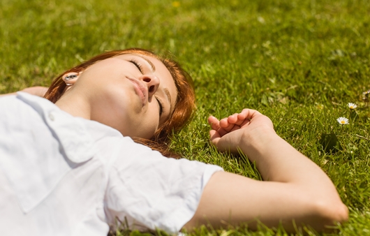 풀밭에 누워있는 여성