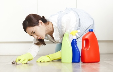 청소를 하는 여성 