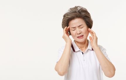 두통을 호소하는 노년 여성 
