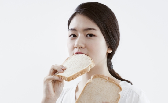 빵을 먹는 여성