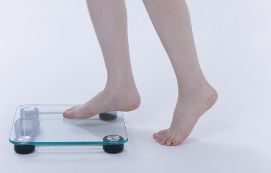 체증을 측정하는 여성