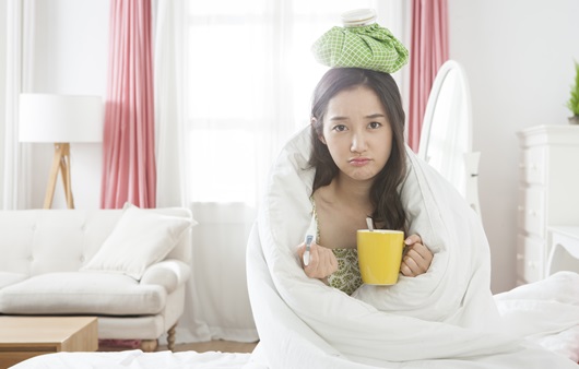 감기 증상을 호소하는 여성