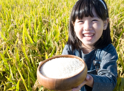 쌀을 들고 웃고 있는 어린이