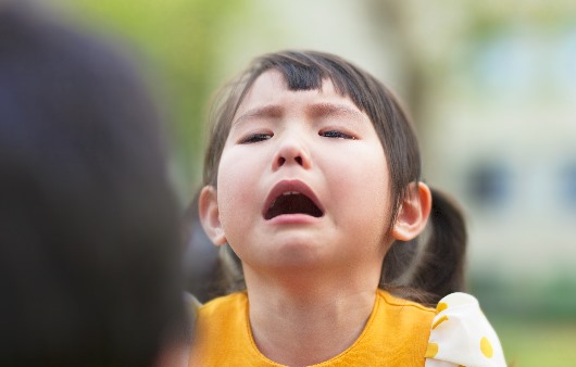 울고 있는 여자 어린이