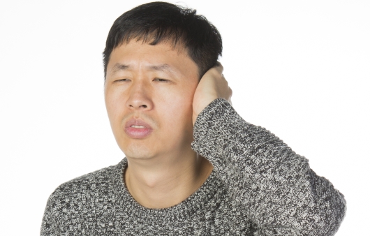 귀 통증을 호소하는 남성