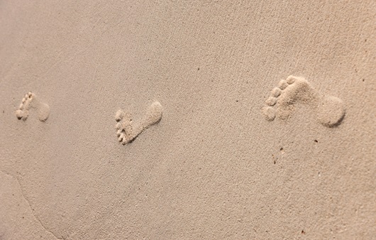 모래 위 발바닥 자국