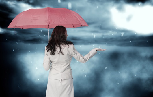 비 오는 날 우산 들고 있는 여성