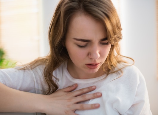 가슴의 통증을 느끼는 여성