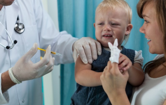 예방 백신을 접종하는 유아