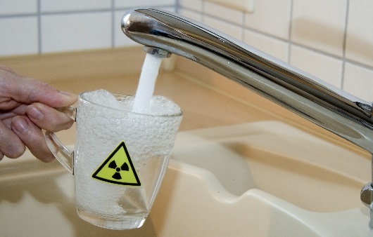 물을 받고있는 컵에 붙은 방사능 표시