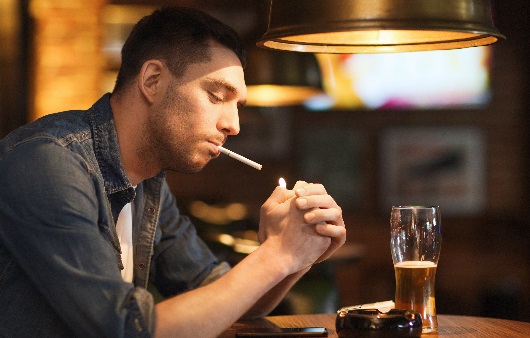 술울 마시면서 담배를 피우는 남성