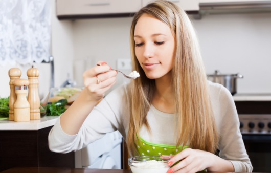 유산균 유제품을 먹는 여성