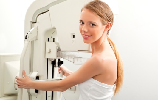 유방촬영 검사를 하는 여성