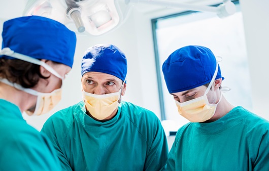 남성확대수술 준비 중인 의사들
