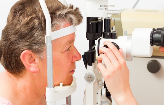 눈 검사를 받는 여성