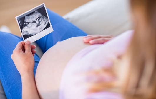 임신부와 태아초음파사진