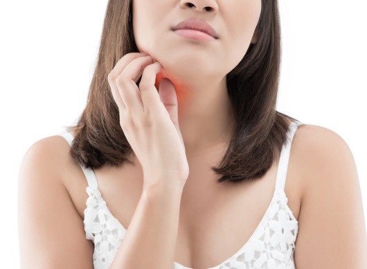 턱 밑에 통증을 느끼는 여성