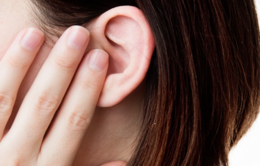 귀 통증을 호소하는 성인