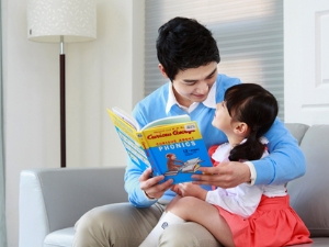 독서하는 아이와 아빠