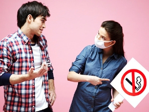 담배 피려는 남성과 말리는 여성