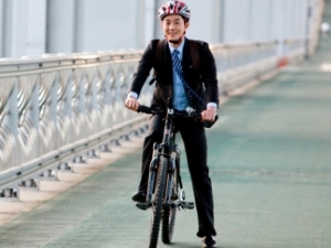 자전거 타고 출근하는 남성