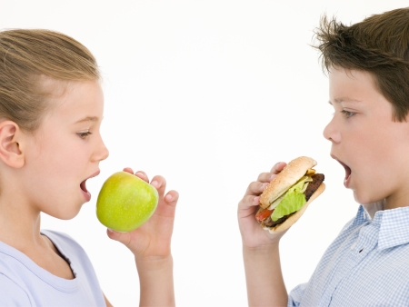 사과를 먹는 아이와 햄버거를 먹는 아이