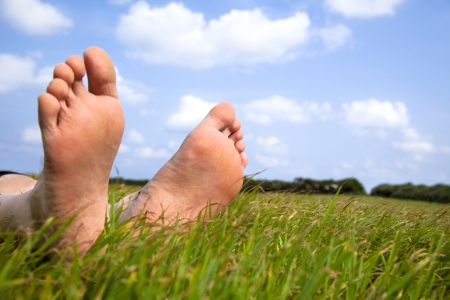 잔디에 누운 발
