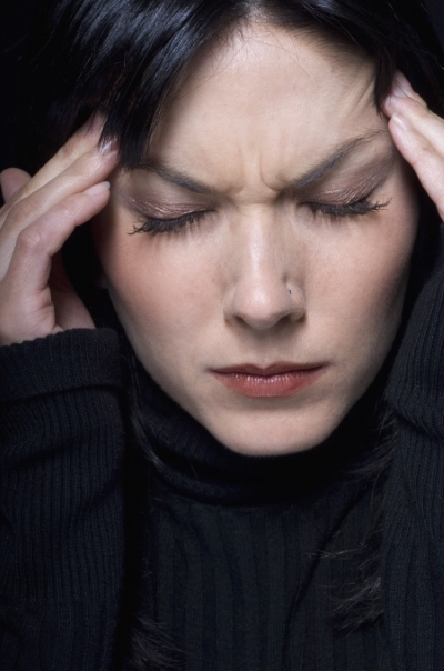 두통을 호소하는 여성