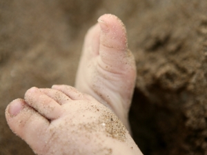 모래 묻은 발