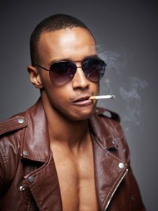 썬글라스를착용한채흡연중인흑인남성