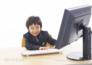 앉아서컴퓨터를하고있는남자어린이