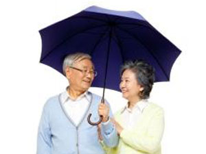 우산쓰고있는노인들